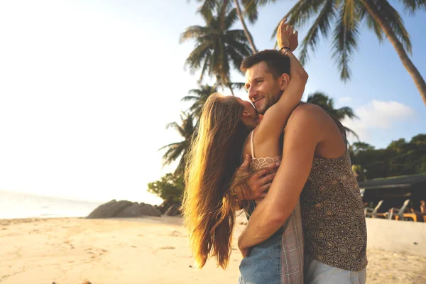 Verliebtes Paar bei Sonnenuntergang am Meer, Valentinstag — Stockfoto