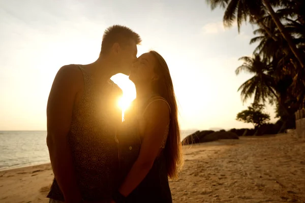Paar in liefde bij zonsondergang door de zee, Valentijnsdag — Stockfoto