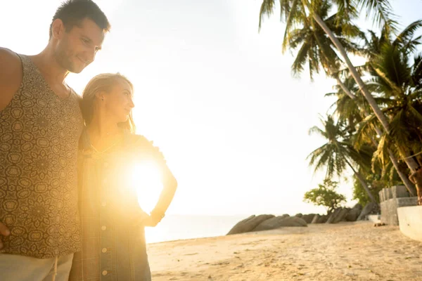 Casal apaixonado ao pôr do sol junto ao mar, dia dos namorados — Fotografia de Stock