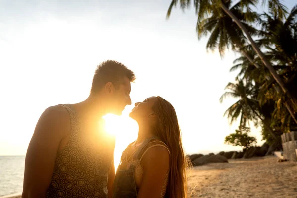 Casal apaixonado ao pôr do sol junto ao mar, dia dos namorados — Fotografia de Stock