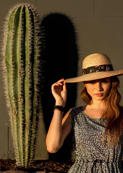 La muchacha de moda entre los cactus en el sombrero —  Fotos de Stock