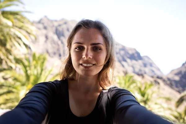 Selfie portrait dans les montagnes lors d'un voyage parmi les palmiers — Photo