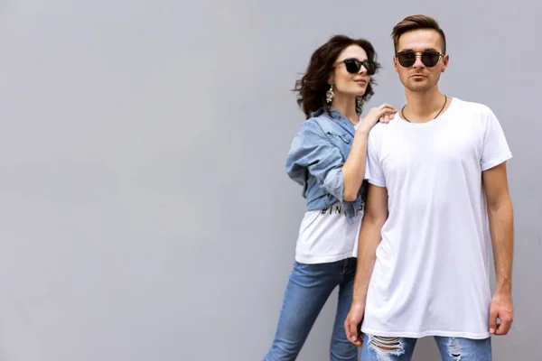 Fashion Couple Posing Gray Background Street — Stock Photo, Image