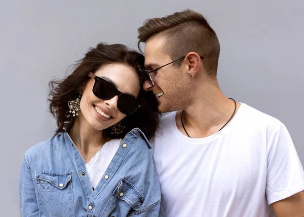 Modepaar Posiert Vor Grauem Hintergrund Auf Der Straße — Stockfoto