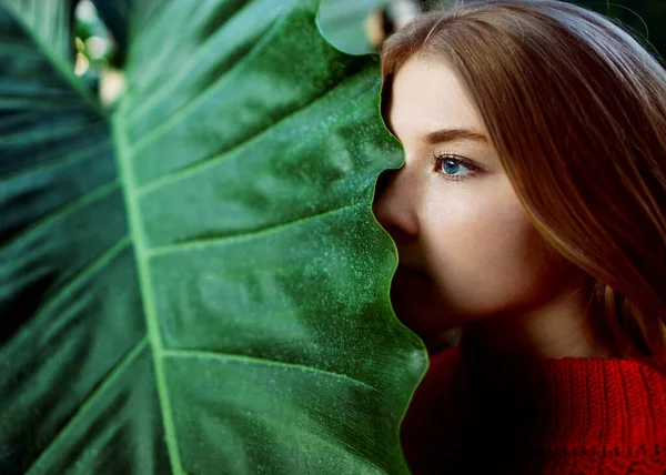 Girl Holds Tropical Leaf Her Hands — Stock Photo, Image