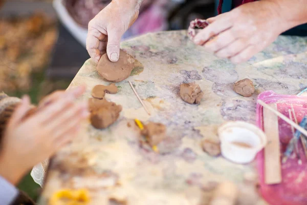 Дети Делают Глиняные Фигурки Керамике — стоковое фото