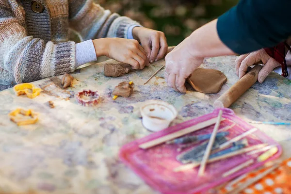 Dzieci Zrobić Gliniane Figury Przez Ceramiki — Zdjęcie stockowe