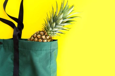 Sarı arka planda ananas olan alışveriş torbası, teslimat, paket servis.