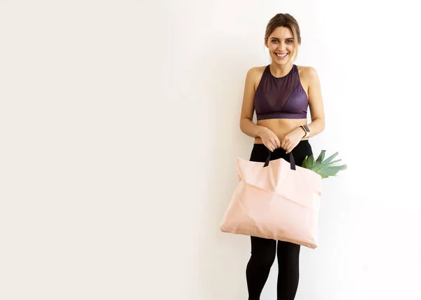 Chica Con Una Bolsa Compras Las Manos Color Rosa Ingenio — Foto de Stock