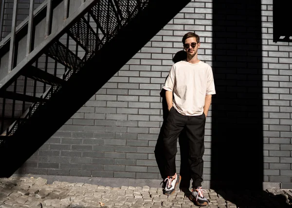 Hombre Moda Posando Gafas Sol Sobre Fondo Urbano Negro —  Fotos de Stock