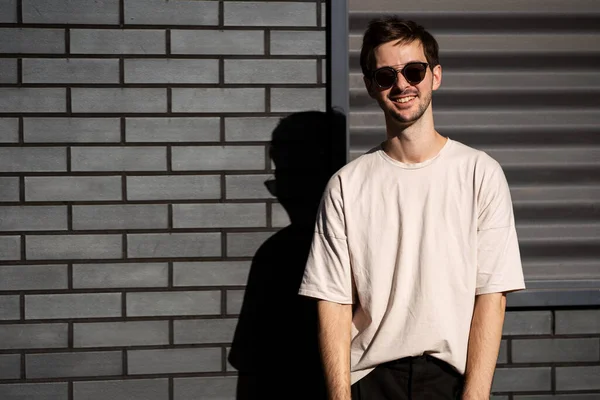 Fashion Guy Posing Sunglasses Black Urban Background — Stock Photo, Image