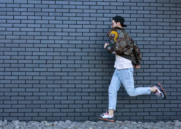 Mode Kerl Überfahren Ziegel Schwarzen Städtischen Hintergrund — Stockfoto