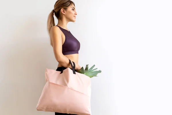 Chica Con Una Bolsa Compras Las Manos Color Rosa Ingenio — Foto de Stock