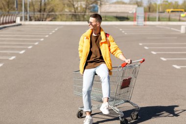 Bakkal arabasındaki adam, online alışveriş, paket servis.