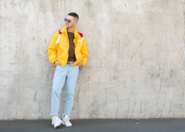 Sırt çantalı bir moda adamı, online alışveriş, paket yemek.