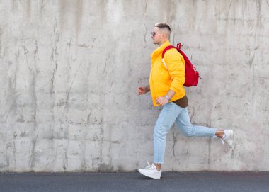 Adam bir çanta dolusu ürünle internetten alışveriş yapıyor.