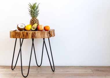 tropikal meyveler beyaz arka planda bir çatı katı masasında yatıyor.