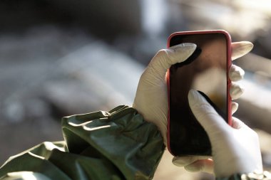 Maskeli kız doktor ve koruyucu bir telefon.