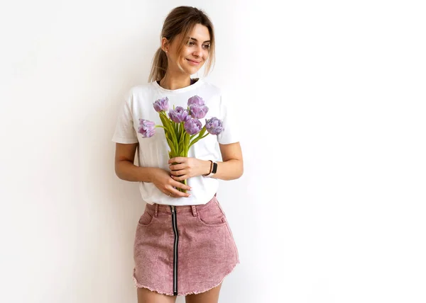 Niña Está Pie Con Flores Sobre Fondo Blanco Día San — Foto de Stock