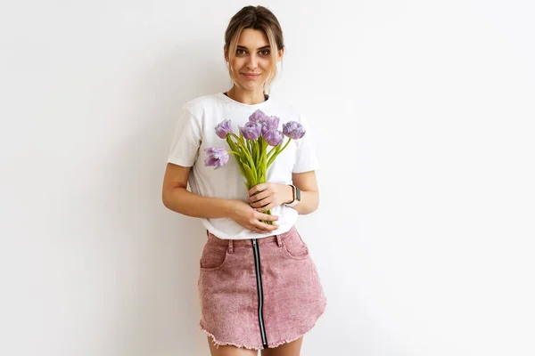 Niña Está Pie Con Flores Sobre Fondo Blanco Día San — Foto de Stock