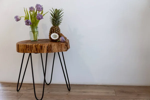 Auf Einem Schönen Handgefertigten Tisch Steht Ein Strauß Tulpenblumen — Stockfoto