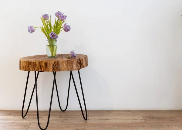 Auf Einem Schönen Handgefertigten Tisch Steht Ein Strauß Tulpenblumen — Stockfoto