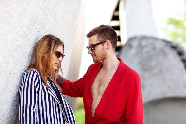 Mode Mädchen Und Mann Outlet Kleidung Posieren Auf Weißem Hintergrund — Stockfoto