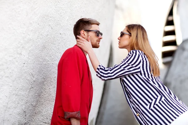 Mode Mädchen Und Mann Outlet Kleidung Posieren Auf Weißem Hintergrund — Stockfoto