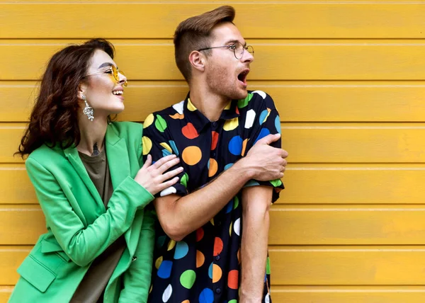 Joven Pareja Moda Sobre Fondo Amarillo — Foto de Stock