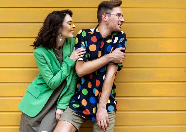 Joven Pareja Moda Sobre Fondo Amarillo — Foto de Stock