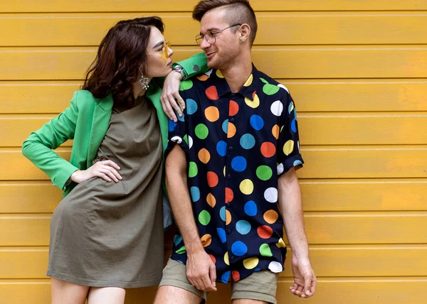 Joven Pareja Moda Sobre Fondo Amarillo — Foto de Stock