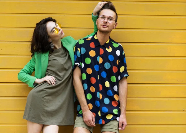 Junge Modische Paar Auf Gelbem Hintergrund — Stockfoto