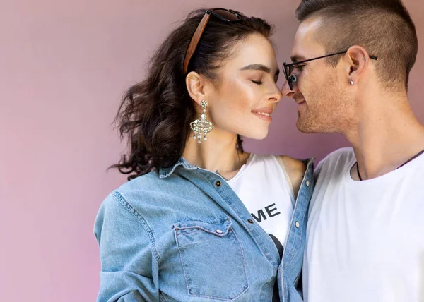Para Moda Okularach Pozujących Różowej Ścianie — Zdjęcie stockowe