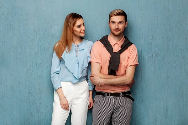 ファッション女の子と男でアウトレット服姿で青の背景 — ストック写真