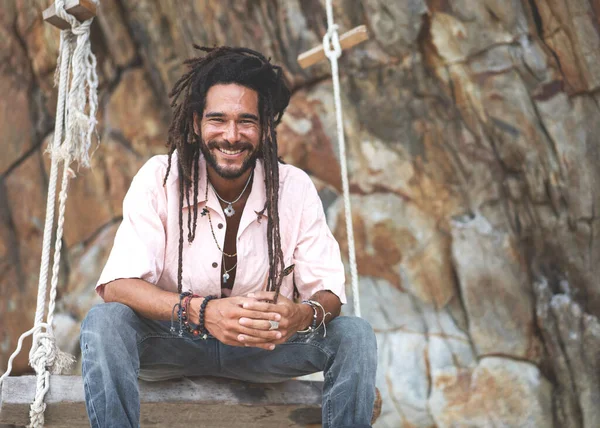 Homme Mode Avec Dreadlocks Dans Les Cocotiers Tropicaux Souriant — Photo