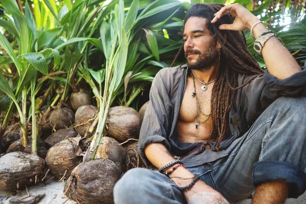 Ragazzo Moda Con Dreadlocks Palme Cocco Tropicali Sorridenti — Foto Stock