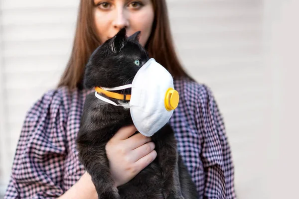 Dívka Držící Kočku Rukou Kočky Nosící Lékařskou Masku Důvodu Koronaviru — Stock fotografie