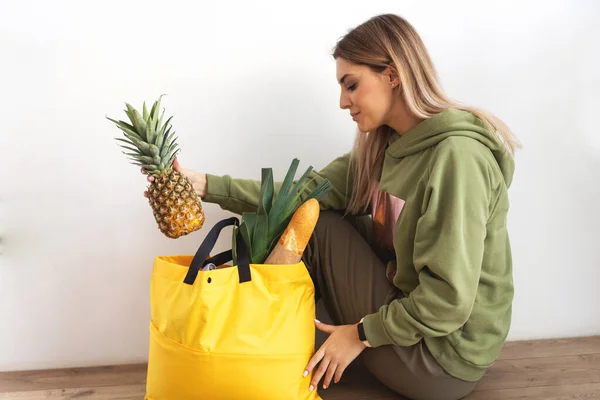 Flicka Som Håller Väska Med Produkter Med Hämtmat Hemma Livsmedelsförsörjning — Stockfoto