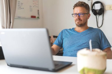 Karantinada Coronavirus enfeksiyonuna karşı çalışan dizüstü bilgisayarı olan serbest çalışan bir adam.