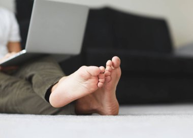 Dizüstü bilgisayarı ve köpeği olan serbest çalışan bir adam karantinada Coronavirus enfeksiyonu için çalışıyor.