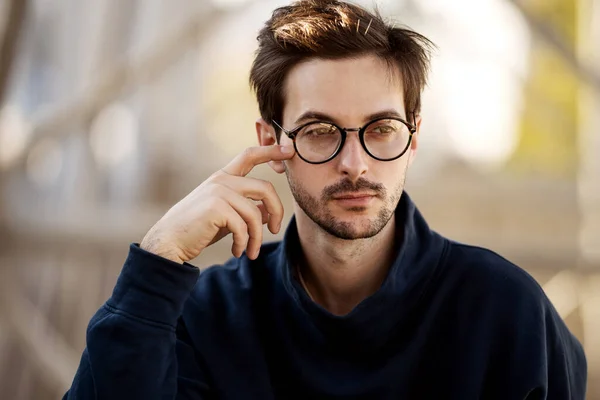Potret Seorang Pria Dengan Kacamata Berpose Luar Ruangan — Stok Foto