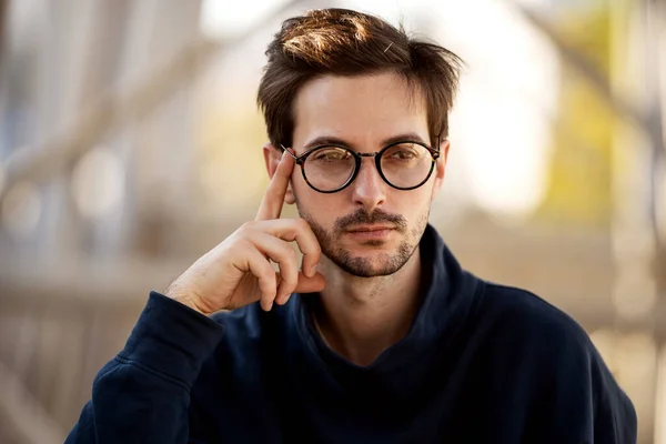 Dışarıda Poz Veren Gözlüklü Bir Adamın Portresi — Stok fotoğraf