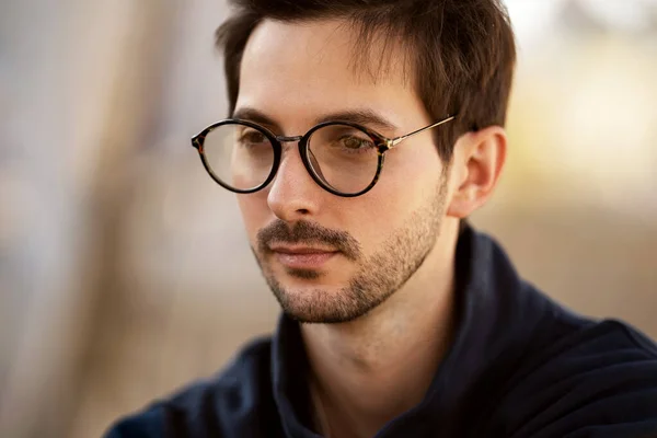 Porträt Eines Mannes Mit Brille Der Freien Posiert — Stockfoto