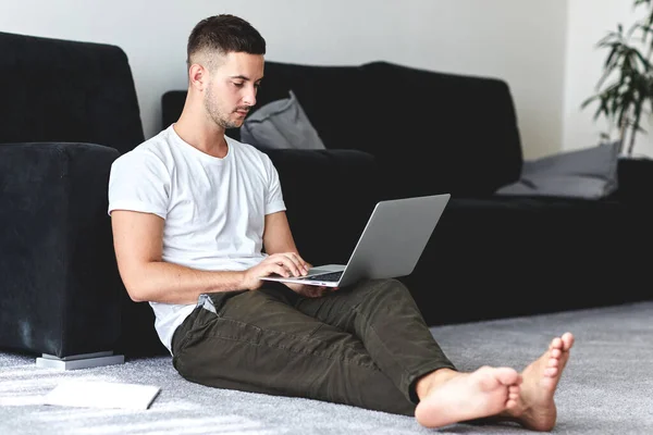 Freelancer Cara Com Laptop Cachorro Está Trabalhando Casa Quarentena Para — Fotografia de Stock