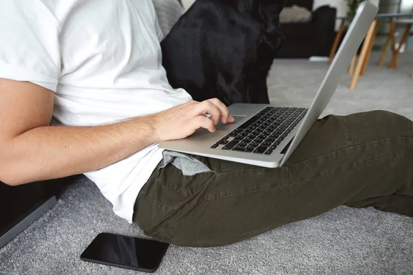 Ελεύθερος Επαγγελματίας Τύπος Φορητό Υπολογιστή Και Σκυλί Εργάζεται Στο Σπίτι — Φωτογραφία Αρχείου