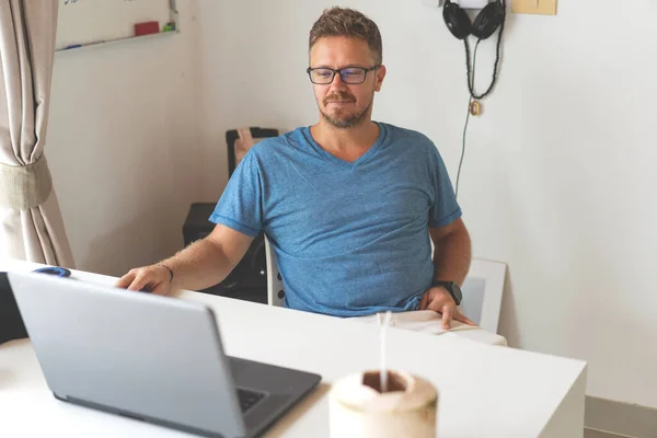 Freelancer Cara Com Laptop Trabalhando Casa Quarentena Para Infecção Por — Fotografia de Stock