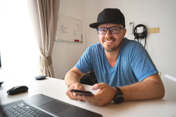 Freelancer Cara Com Laptop Trabalhando Casa Quarentena Para Infecção Por — Fotografia de Stock