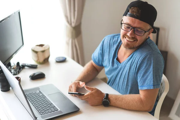 Frilansare Kille Med Bärbar Dator Arbetar Hemma Karantän Till Coronavirus — Stockfoto