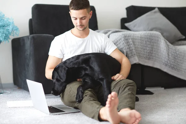 Freelancer Facet Laptopem Psem Pracuje Domu Kwarantannie Zakażenia Koronawirusem — Zdjęcie stockowe