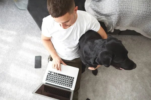 Freelancer Guy Met Laptop Hond Werkt Thuis Quarantaine Coronavirus Infectie — Stockfoto